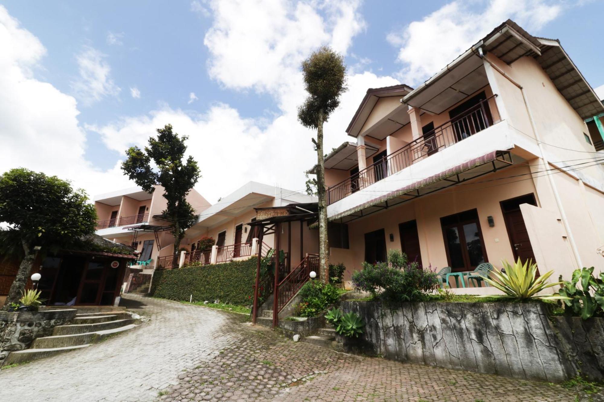 Villa Keluarga Bre Batunanggar Берастаги Екстериор снимка